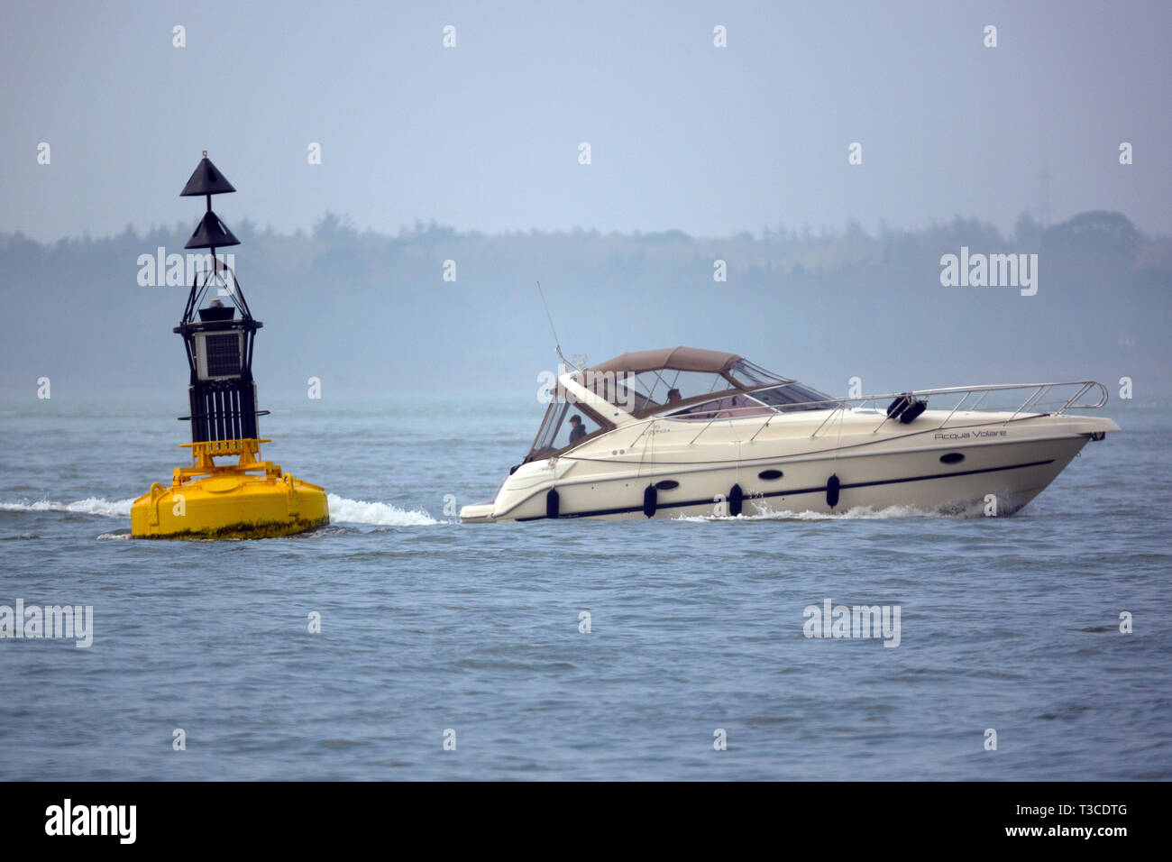 Luxury cruiser,bateau,moteur,,gin palace,puissance,,formation,manutention,RYA,cours,le Solent, Cowes, île de Wight, Angleterre,UK, Banque D'Images