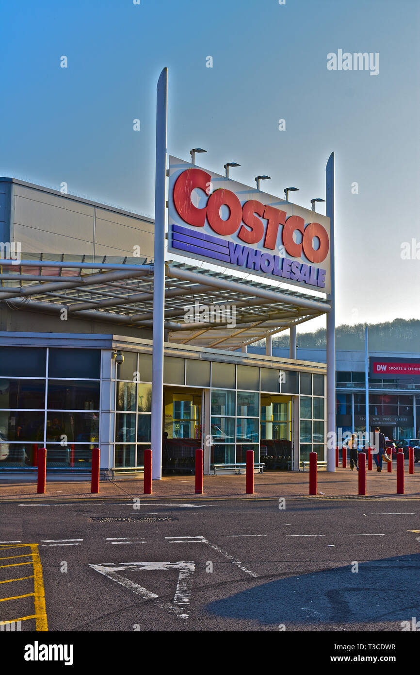 L'entrée principale de l'Cardiff magasin Costco, un entrepôt en gros pour l'alimentation, de l'électricité et d'autres marchandises. Ouvert au commerce et réservé aux membres. Banque D'Images