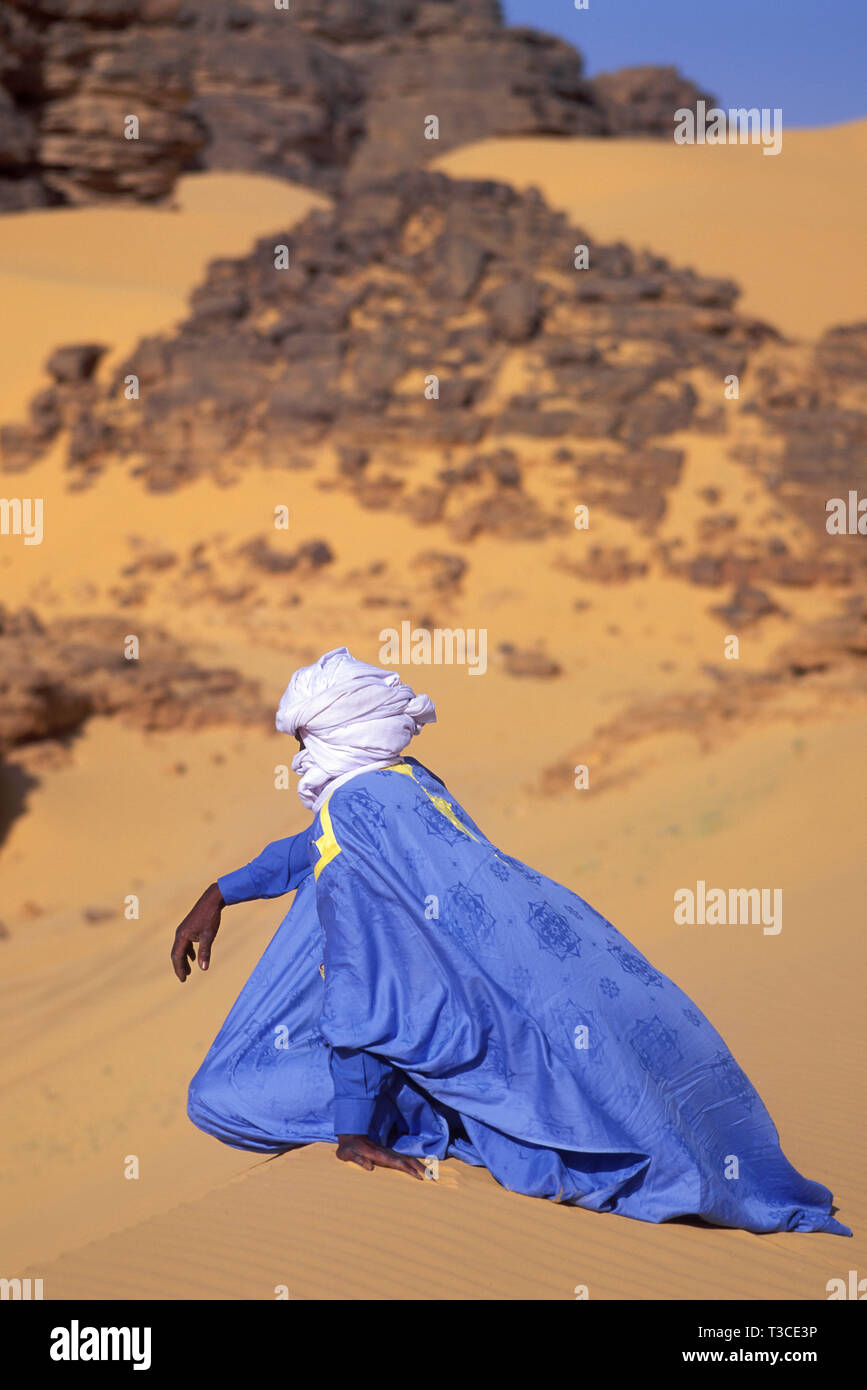 Touareg assis sur une dune dans le désert du Sahara, l'Algérie Banque D'Images Touareg assis sur une dune dans le désert du Sahara, l'Algérie Banque D'Images