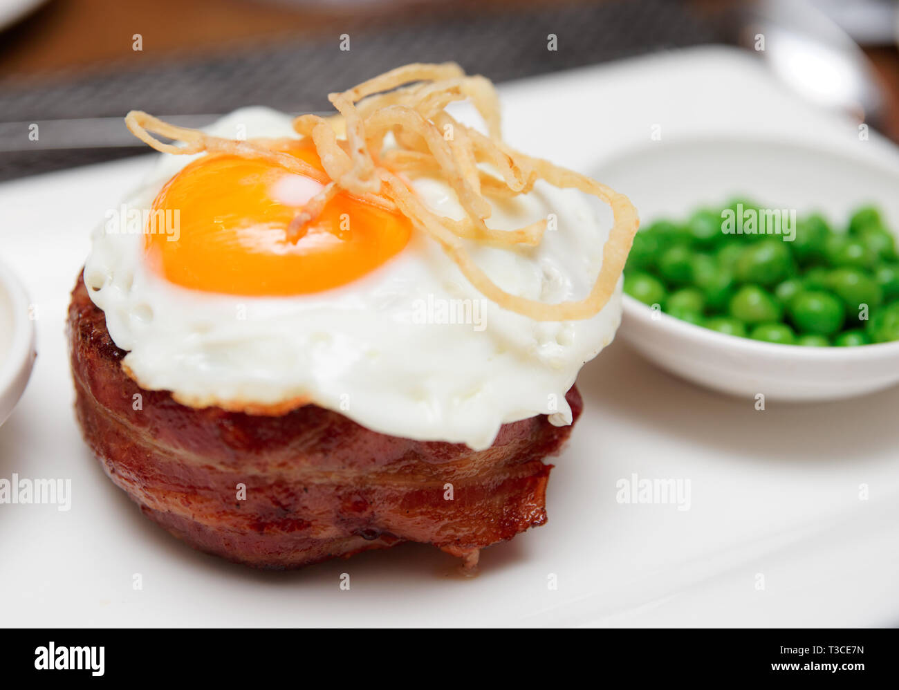 Bifteck de filet avec œuf frit et tartes, vert plat cuisine britannique Banque D'Images
