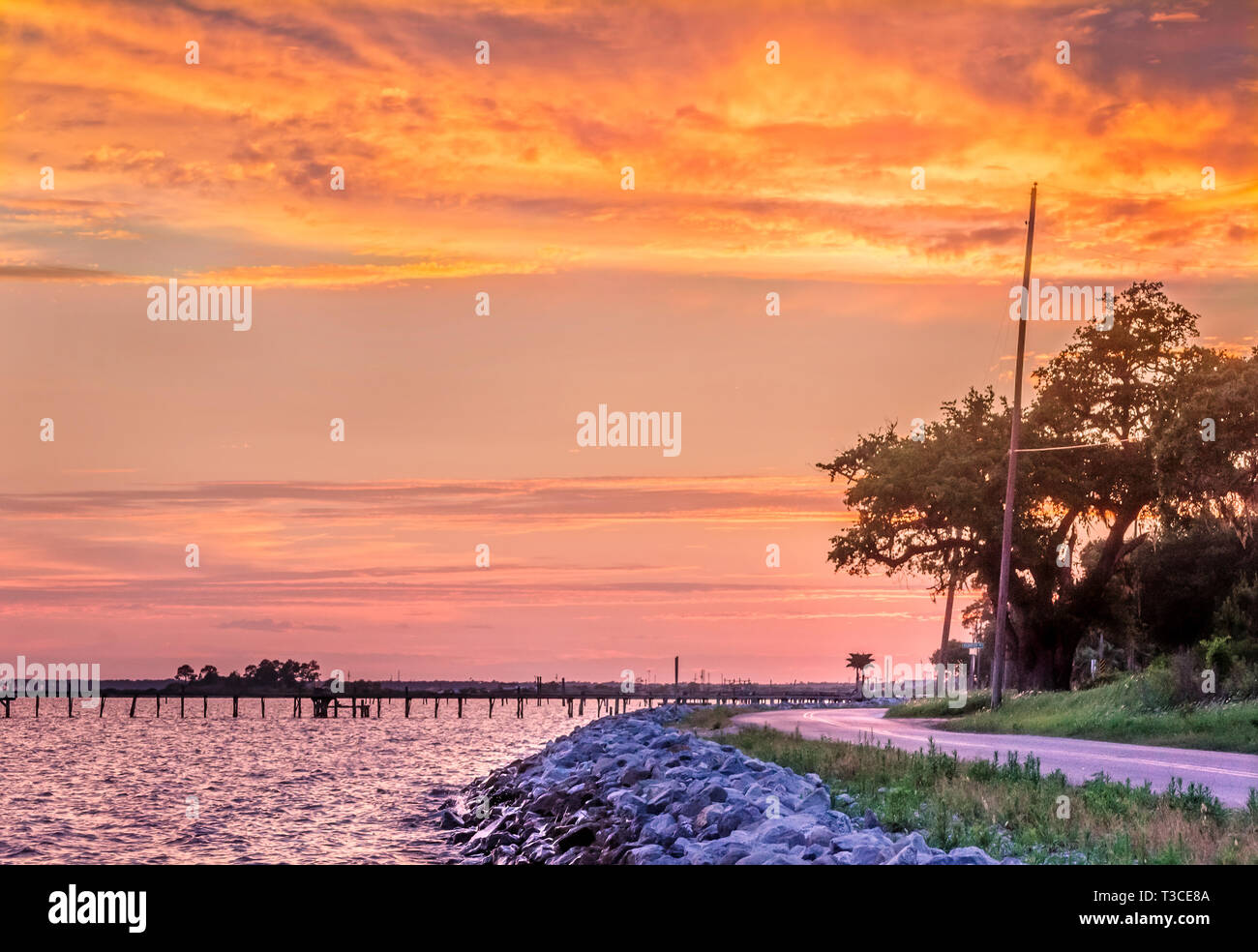 Le soleil se couche à Bayou La Batre Beach, le 9 mai 2015, à Bayou La Batre, Alabama. Banque D'Images