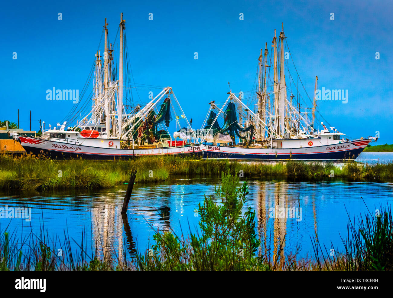 Le crépuscule descend sur deux bateaux de crevettes, Mlle Cleda Jo et le Capitaine Bill Jr., le 29 août 2014, à Bayou La Batre, Alabama. Banque D'Images