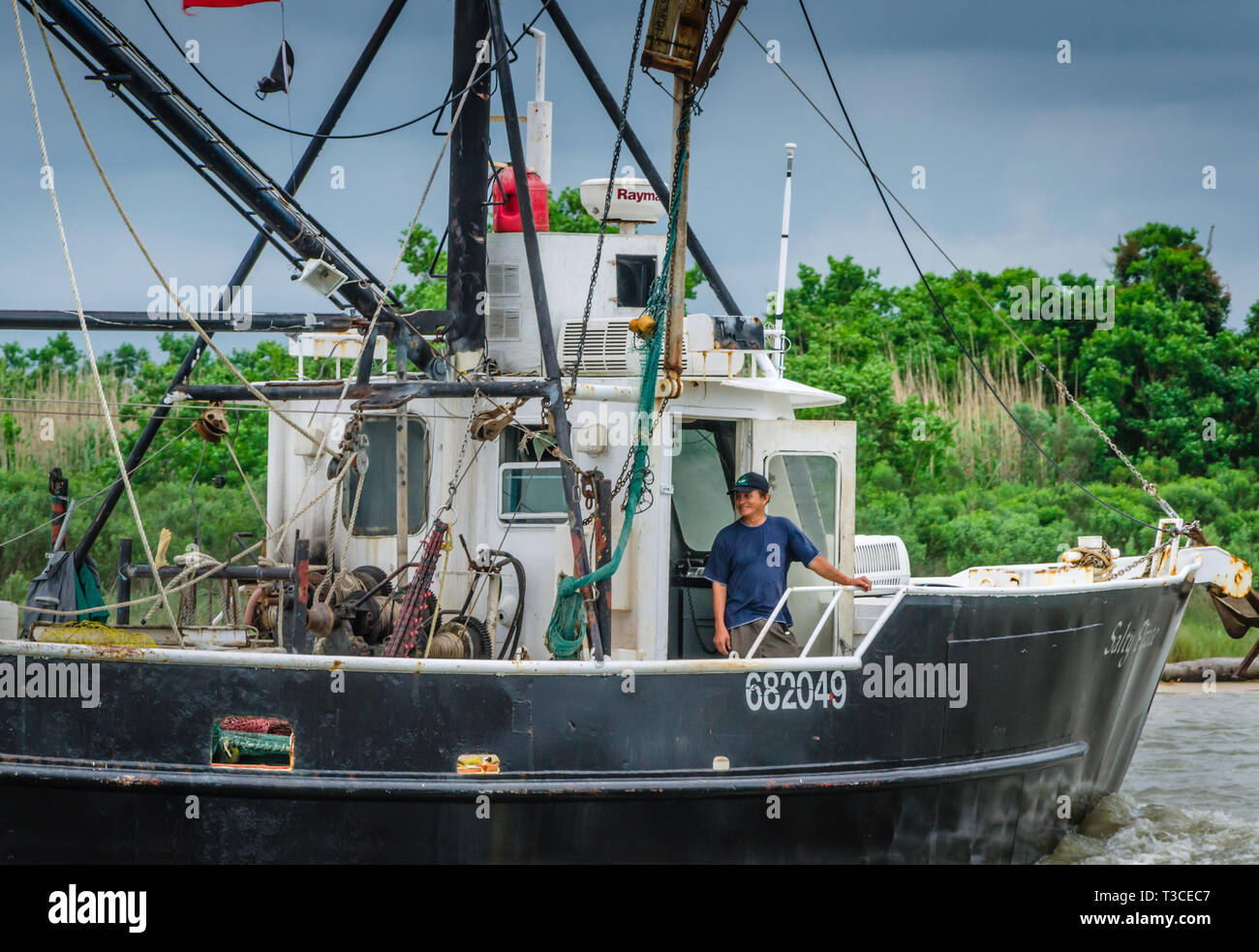 Un matelot à bord du sourire qu'il Pirate salé chefs retour à quai à la suite d'une longue journée de la crevette à Bayou La Batre, Alabama, le 16 mai 2015. Banque D'Images
