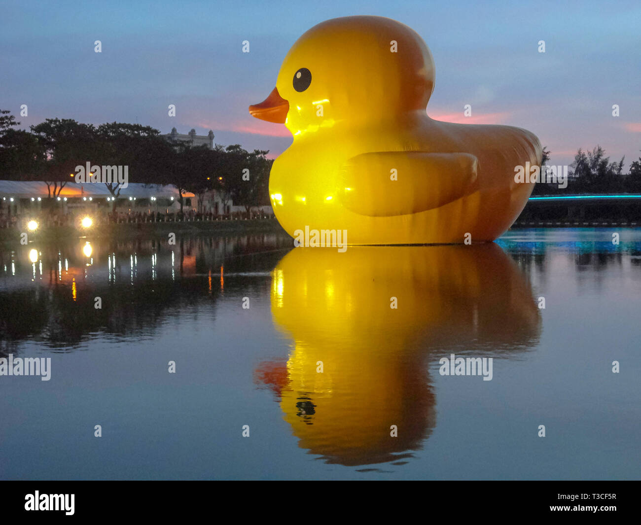 Canard géant en plastique Banque de photographies et d'images à haute  résolution - Alamy