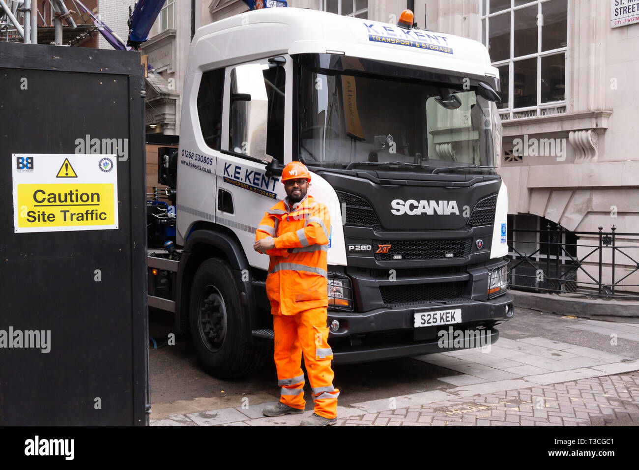 Un ouvrier du bâtiment ressemble à un chantier de construction à Londres, Royaume-Uni Banque D'Images