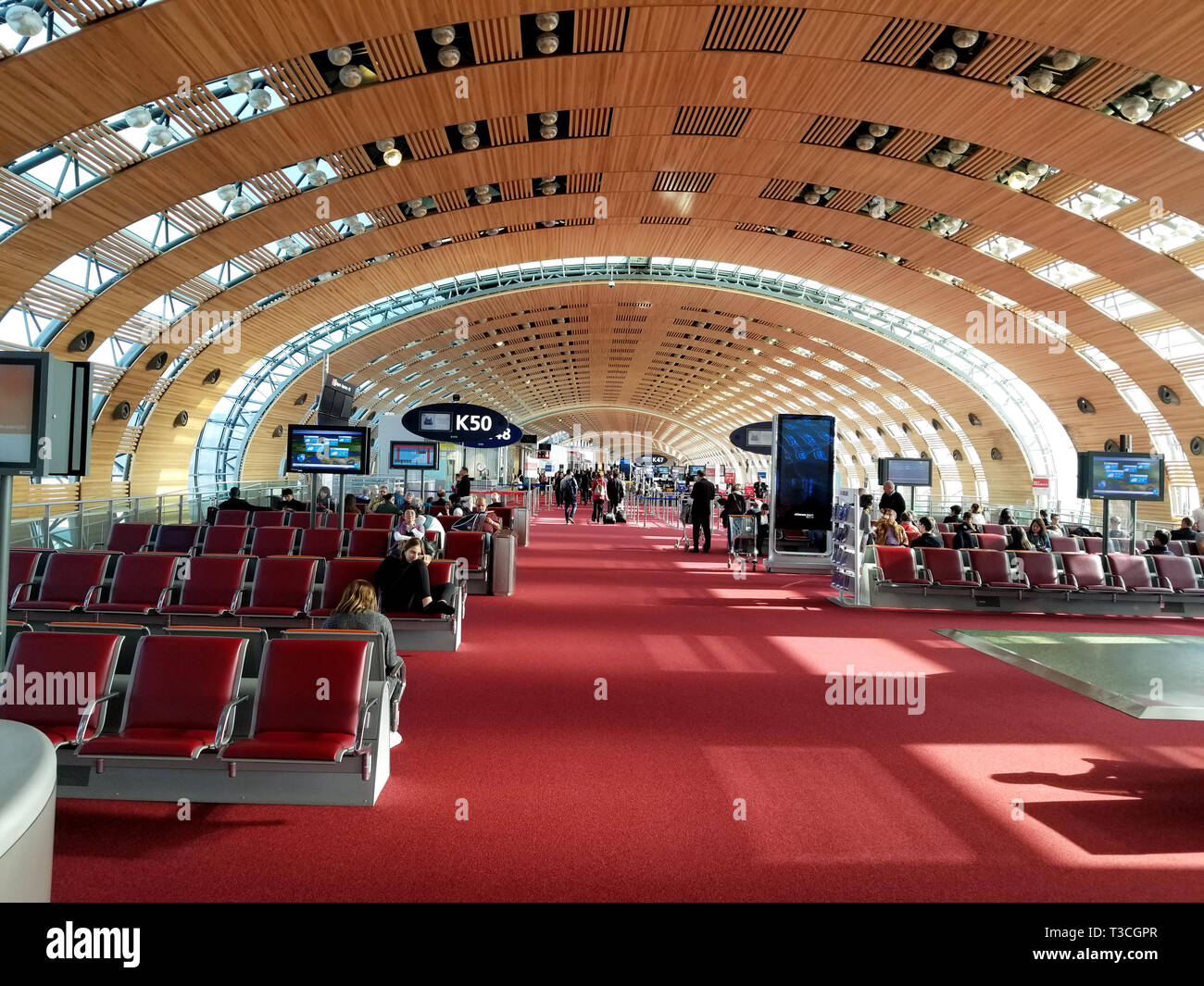 PARIS, FRANCE - 18 octobre 2018 : l'aéroport de Paris Charles de Gaulle terminal des départs K., également connu sous le nom de l'aéroport de Roissy. Paris CDG Airport est la grande Banque D'Images