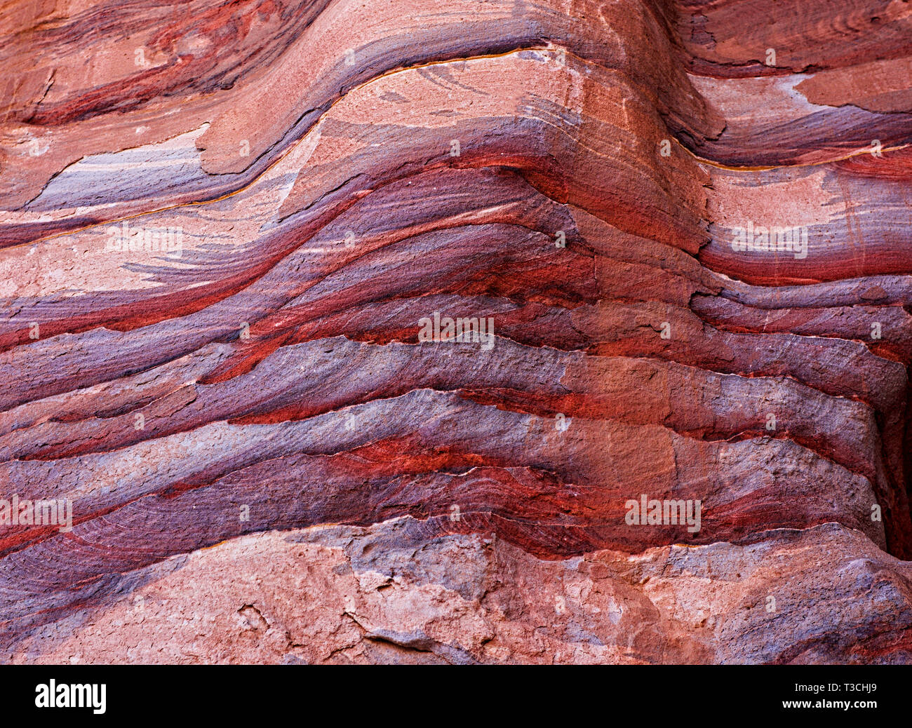Les exposés et de rochers de grès des couches minérales à l'intérieur des tombes anciennes de Pétra, en Jordanie. Modèle géologique de grès, de texture à Petra, Banque D'Images