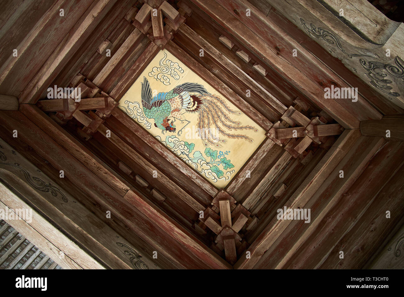 Fenghuang (Hōō en japonais) oiseau mythique de la peinture sur le plafond de la porte Sanmon (temple principal) de Tainei-ji à Minakami, Gunma, au Japon. Banque D'Images