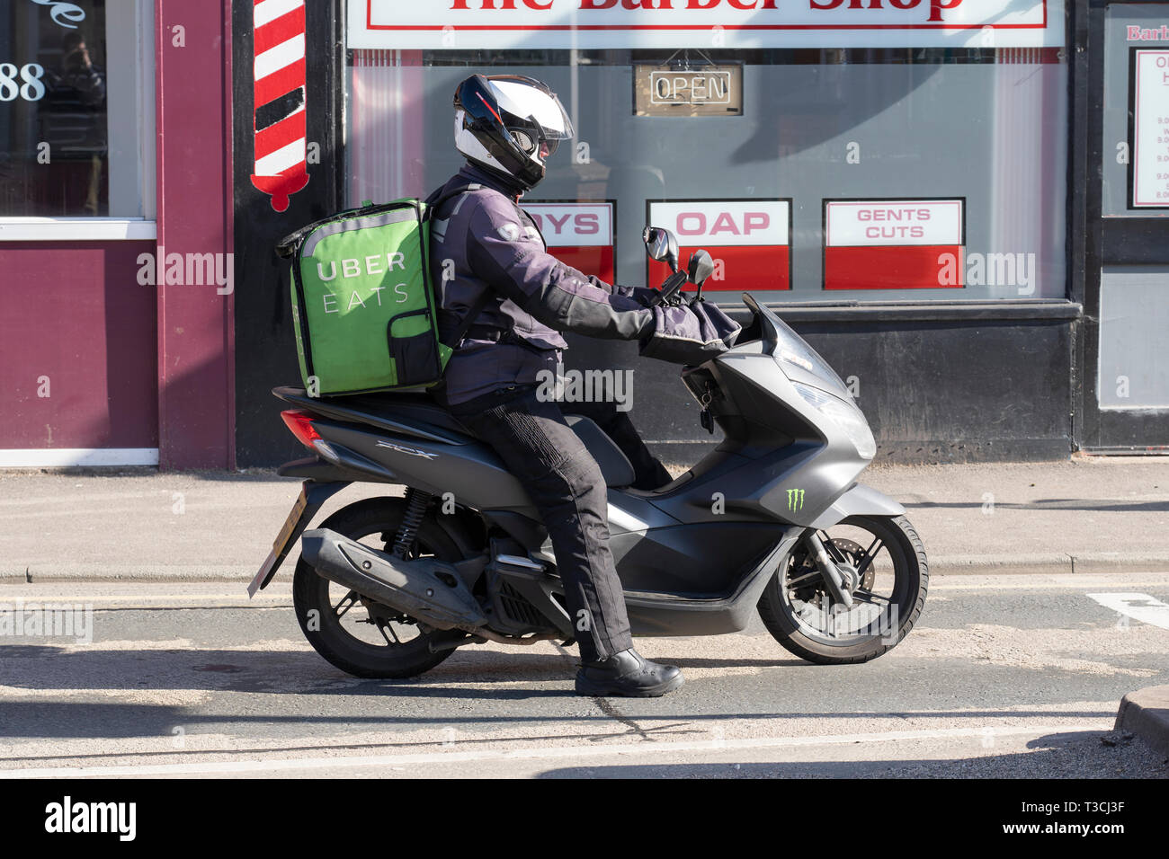 Un Uber mange rider livraison - partie de la croissance de l'économie - concert sur un cyclomoteur à Worcester, Royaume-Uni Banque D'Images