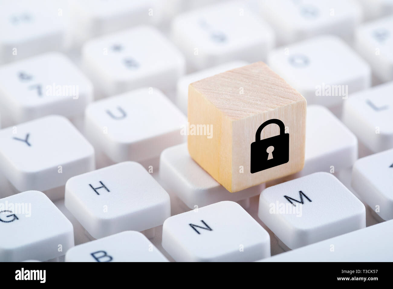 Cale en bois à l'aide de graphique sur clavier d'ordinateur. Concept de sécurité informatique. Banque D'Images