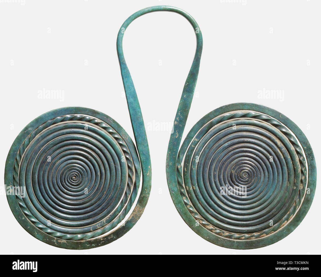 Un grand double pendentif, l'Europe centrale, de l'Âge de Bronze, ca. 1000 B.C. Bronze avec amende, vert émeraude noble patine. Double spirale ouvragé avec boucle de suspension centrale. Le fil de bronze torsadée partiellement, le front orné d'un motif géométrique finement incisés. Le côté droit avec le crack. Largeur 21,5 cm., historique, historique monde antique, antiquité, antiquité, objet, objets, alambics, clipping, cut out, cut-out, cut-outs,-Additional-Rights Clearance-Info-Not-Available Banque D'Images