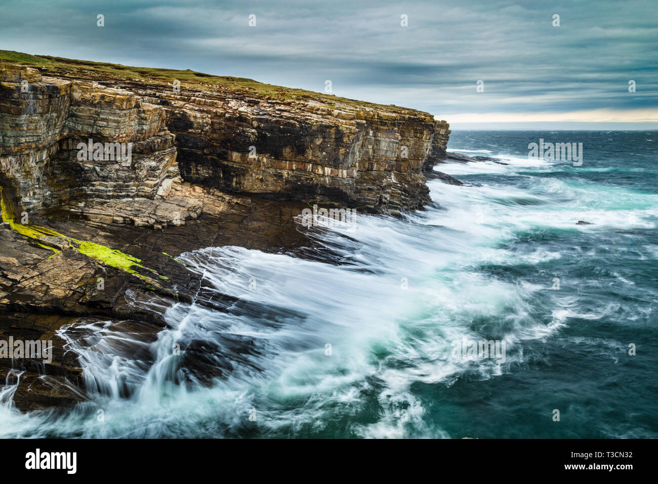 Mer forte à la falaise de Deerness, Orkney Islands. Banque D'Images