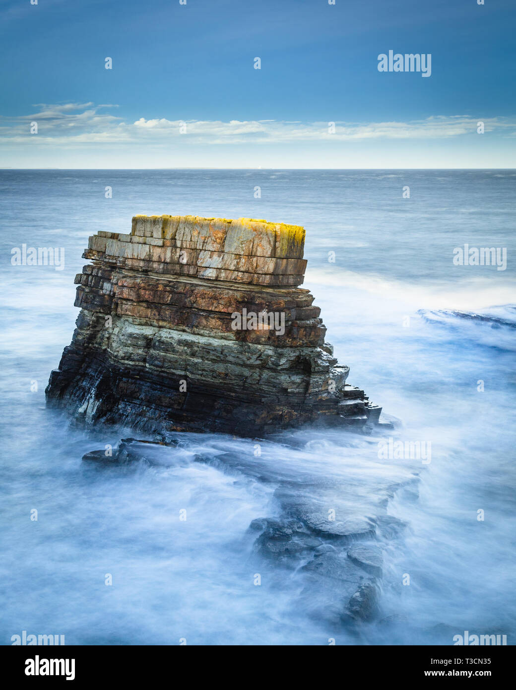 Mer forte autour d'une pile de la mer à Deerness, Orkney Islands. Banque D'Images