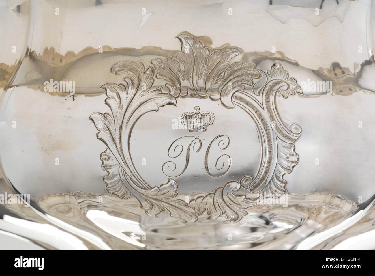 Un centre de table princière, Humbert & Sohn, Berlin, vers 1850 Argent, faite en deux morceaux. Richement décorées avec soulevées, gaufré et ciselées, feuille, fleur, volute et ornementation rocaille. L'avers est gravée avec un cartouche portant le monogramme 'PC' au-dessous d'une couronne du prince. La base est conçue en suite et a la marque du maître, 'Humbert & Sohn' et l'ours de Berlin, le long de avec la marque d'inspection 'C'. Hauteur 32,5 cm. Poids env. 2500 g. Humbert & Sohn, les joailliers à cour le roi de Prusse. Pièce maîtresse dans son excellent merveilleux, Additional-Rights Clearance-Info-Not-Available- Banque D'Images