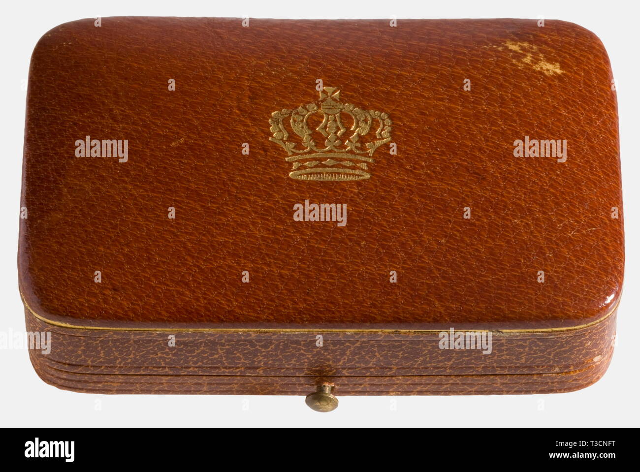 Prince Eitel Friedrich de Prusse (1883 - 1942), une paire de boutons de manchette or tubé par Dedo joaillier de la Cour, de Gadebusch Potsdam. Ajouré d'or. Monogramme 'EF' dans le collier de l'ordre de l'Aigle noir au-dessous de la Couronne du Prince de Prusse. Marque '585'. Chaîne d'or et de basculer sur le dos. Hauteur de chaque 30 mm. Poids Total 30 g. Dans un étui en cuir estampillé avec la couronne du prince en or, avec doublure en velours et soie, et 'DGadebusch edo Hofjuwelier Potsdam' imprimé en or à l'intérieur du couvercle. Prince Eitel Friedrich, deuxième fils du Kaiser Guillaume II, Additional-Rights Clearance-Info,--Not-Available Banque D'Images