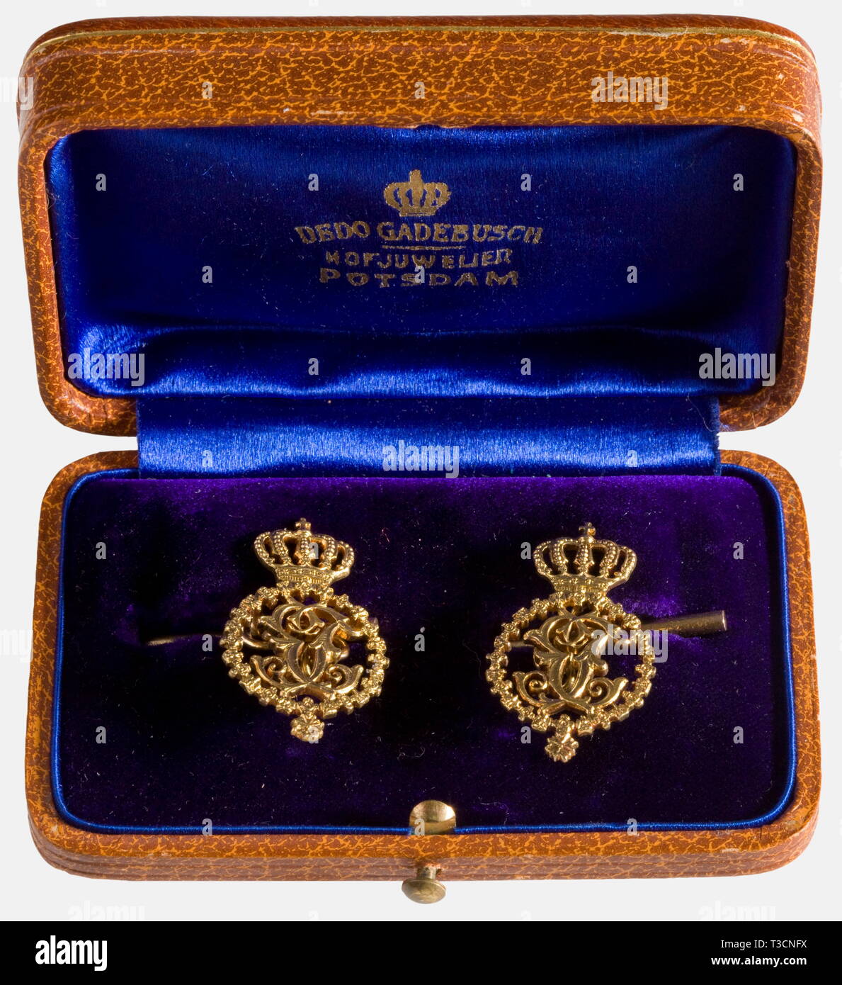 Prince Eitel Friedrich de Prusse (1883 - 1942), une paire de boutons de manchette or tubé par Dedo joaillier de la Cour, de Gadebusch Potsdam. Ajouré d'or. Monogramme 'EF' dans le collier de l'ordre de l'Aigle noir au-dessous de la Couronne du Prince de Prusse. Marque '585'. Chaîne d'or et de basculer sur le dos. Hauteur de chaque 30 mm. Poids Total 30 g. Dans un étui en cuir estampillé avec la couronne du prince en or, avec doublure en velours et soie, et 'DGadebusch edo Hofjuwelier Potsdam' imprimé en or à l'intérieur du couvercle. Prince Eitel Friedrich, deuxième fils du Kaiser Guillaume II, Additional-Rights Clearance-Info,--Not-Available Banque D'Images