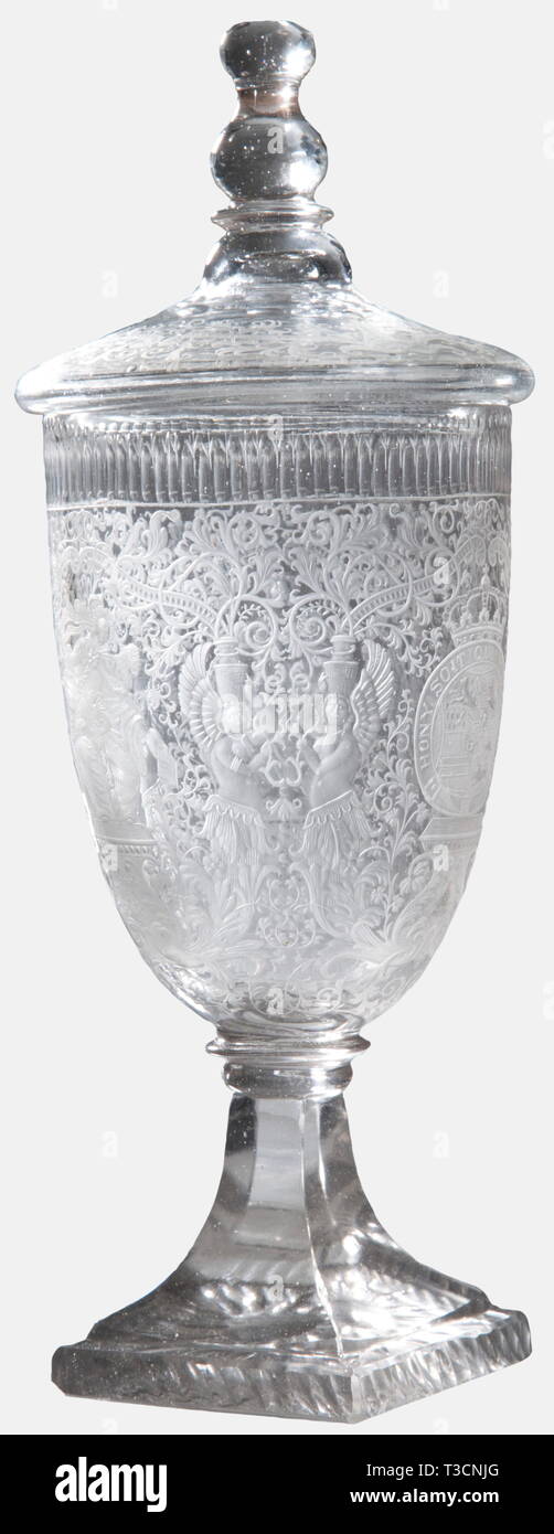 Le prince Guillaume V d'Orange Batavus (1748 - 1806), un gobelet à couvercle avec les armoiries de la Silésie Stathouder des Pays-Bas travail autour de 1780/90. Couper le verre incolore, à la fois claire et Matt, la coupe en forme de cloche est excessivement décoré. La face avant affiche le Prince couronné du blason dans le ruban de la plus noble Ordre de la Jarretière, entouré par de fins travaux de vigne avec mytholocical les créatures et les figures allégoriques. Base quadrangulaire avec prismes et stars coupé en bas. Le couvercle est décoré d'une salle de bains privative et dispose d'un round, à facettes, Additional-Rights Clearance-Info-fini-Not-Available Banque D'Images