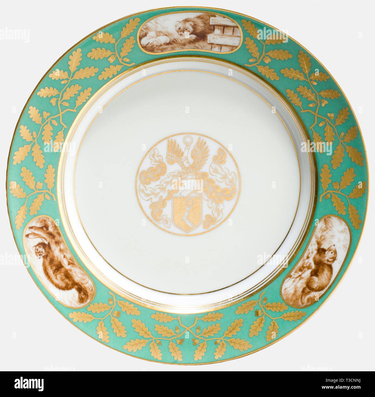 Hermann Göring, une assiette dessert par l'usine Sèvres à partir du service qui lui a été présenté par l'usine à l'occasion de son 50e anniversaire le 12 janvier 1943. Blanc, porcelaine émaillée, dans le centre de golden, jaunâtre, encadrées de grandes armoiries de la famille Göring, émaillés vert avec des frontières, de l'or riche-découpe décoration feuille de chêne et golden rim ainsi que trois médaillons avec des représentations de Martens. Sur le fond la marque du fabricant en vert sous glaçure Sèvres 1943 et le dévouement inscription en or overglaze Reichsmarschall des Grossdeutschen 'Dem Re, Editorial-Use-seulement Banque D'Images