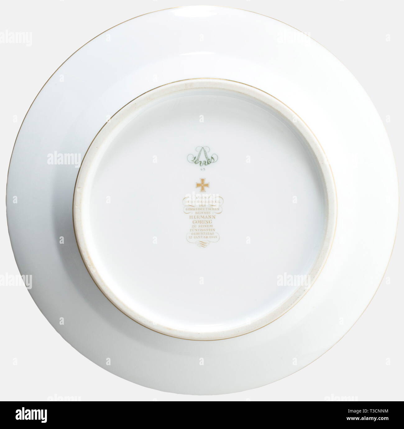Hermann Göring, une assiette dessert par l'usine Sèvres à partir du service qui lui a été présenté par l'usine à l'occasion de son 50e anniversaire le 12 janvier 1943. Blanc, porcelaine émaillée, dans le centre de golden, jaunâtre, encadrées de grandes armoiries de la famille Göring, émaillés vert avec des frontières, de l'or riche-découpe décoration feuille de chêne et golden rim ainsi que trois médaillons avec des représentations de Martens. Sur le fond la marque du fabricant en vert sous glaçure Sèvres 1943 et le dévouement inscription en or overglaze Reichsmarschall des Grossdeutschen 'Dem Re, Editorial-Use-seulement Banque D'Images