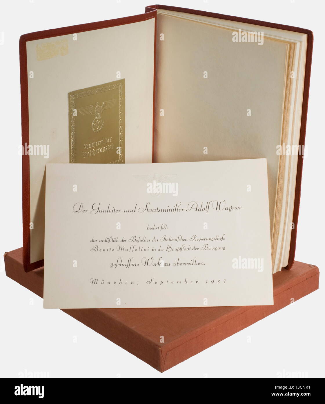 Adolf Hitler, un livre illustré de la bibliothèque de la Chancellerie du Reich, donné en cadeau à l'occasion de la visite de Benito Mussolini « Munich, capitale du mouvement, se félicite de Benito Mussolini' sur la page de garde, de l'or national estampillé aigle sur le capot en cuir rouge, l'allemand et l'Italien texte imprimé sur parchemin, section de photo noir et blanc et couleur croquis par le professeur G. Buchner de la décoration du pavillon à Munich. Conception et mise en page Max Schmidt & Söhne, Munich. Avec étui. La couverture (légèrement fléchis) avec de l'or-estampillés 'ex-libris Bibliothèque de la Chancellerie du Reich' sur t, Editorial-Use-seulement Banque D'Images