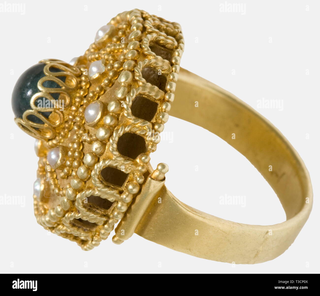 Une bague en or Salian, Rhineland, 11e/12e siècle la queue robuste, divisée à la fin. Savamment conçu, double-niveau, la jante tôle ajourée avec arch décoration. Plaque et rim de fines décorations de fil à fil d'or et sertie de perles. Dans le centre d'un saphir vert( ?) situé dans le filigrane au milieu de huit petites perles. Trouver archéologique nettoyé. Hauteur 34 mm, poids 16,7 g. Un joint torique de la conçus de manière similaire des possessions Heinrich IV se trouve dans la collection de l'Diozösanmuseum historique Speyer., historiques, 12e siècle, 11e siècle, Additional-Rights Clearance-Info-handi,-Not-Available Banque D'Images