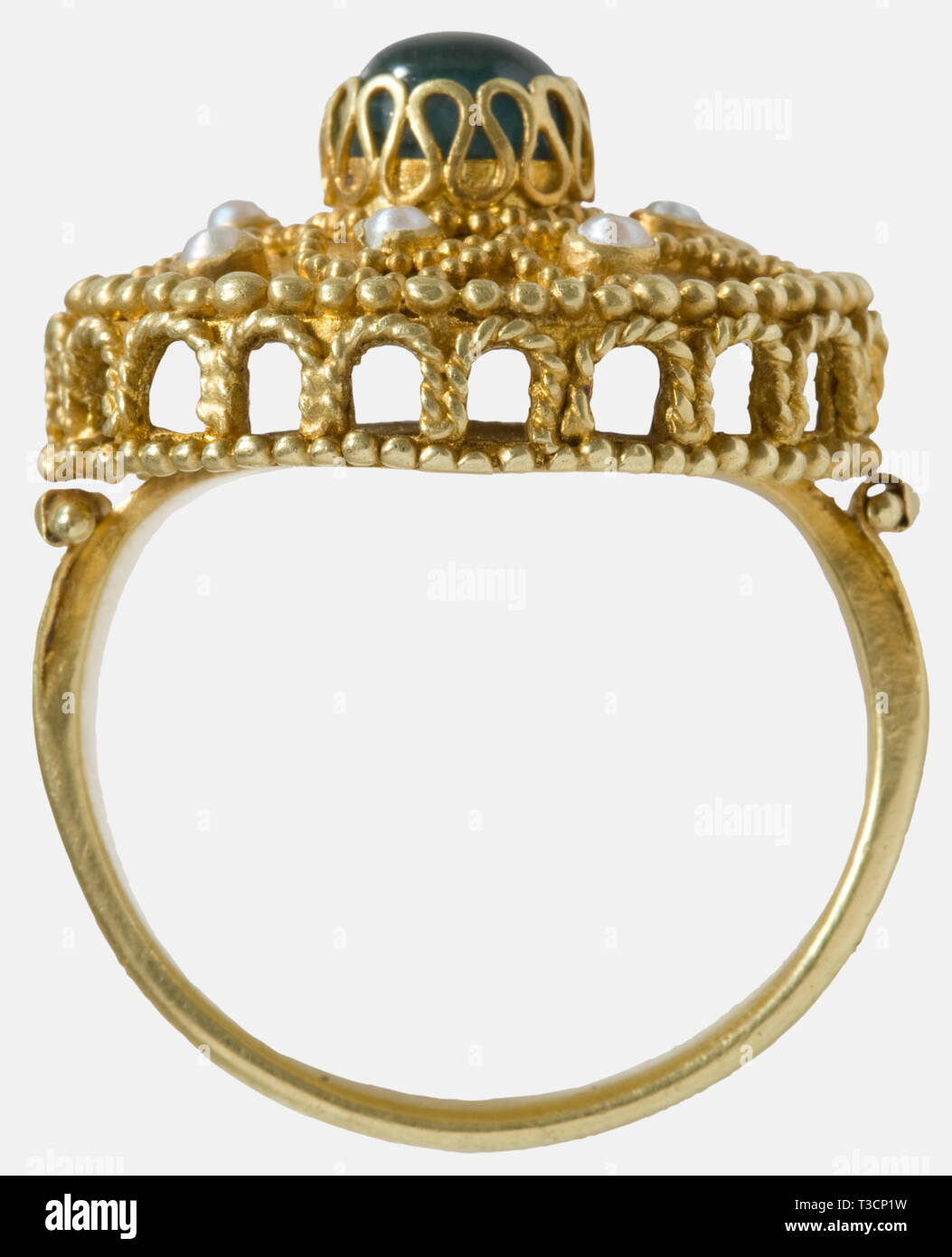 Une bague en or Salian, Rhineland, 11e/12e siècle la queue robuste, divisée à la fin. Savamment conçu, double-niveau, la jante tôle ajourée avec arch décoration. Plaque et rim de fines décorations de fil à fil d'or et sertie de perles. Dans le centre d'un saphir vert( ?) situé dans le filigrane au milieu de huit petites perles. Trouver archéologique nettoyé. Hauteur 34 mm, poids 16,7 g. Un joint torique de la conçus de manière similaire des possessions Heinrich IV se trouve dans la collection de l'Diozösanmuseum historique Speyer., historiques, 12e siècle, 11e siècle, Additional-Rights Clearance-Info-handi,-Not-Available Banque D'Images