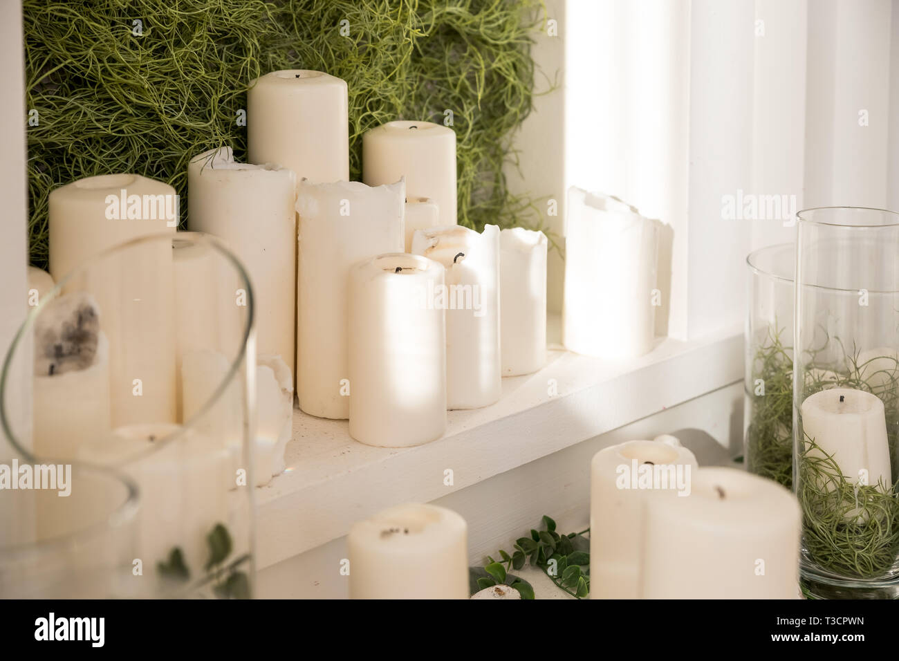 De nombreuses bougies et pétales de fleurs pour célébrer la cérémonie de  mariage bougies décoratives.on table sur la lumière ensoleillée.bougie de  cire comme décorations de Noël ou spa Photo Stock - Alamy