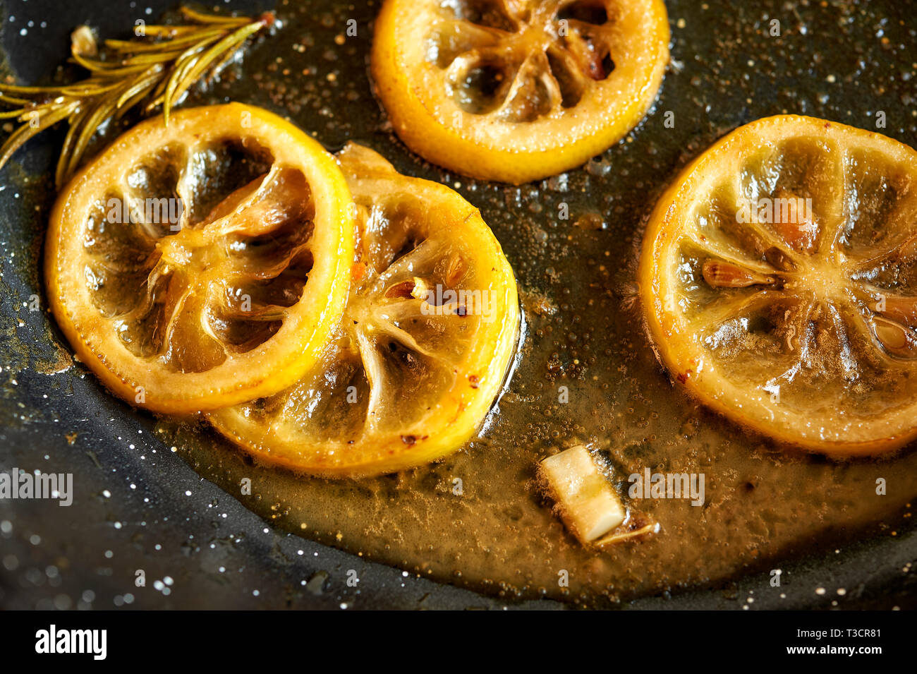 In einer Pfanne liegen dans du beurre angebratene Zitronenscheiben für ein Gericht um zubereitet frische Saeure zu erhalten. Banque D'Images