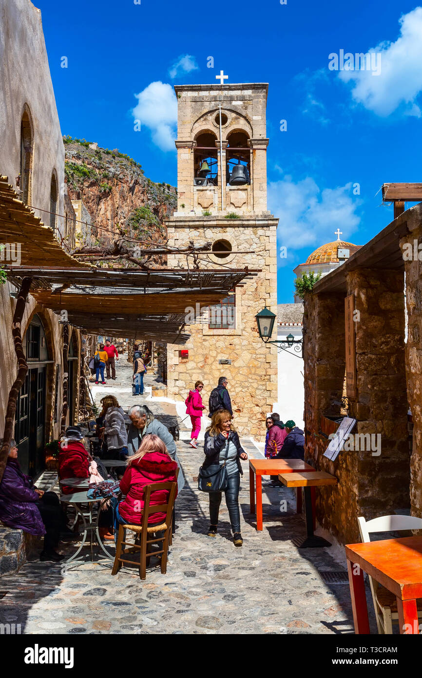 Monemvasia, Grèce - 31 mars 2019 : Street view avec de vieilles maisons et greek restaurant Taverne dans l'ancienne ville, Péloponnèse Banque D'Images