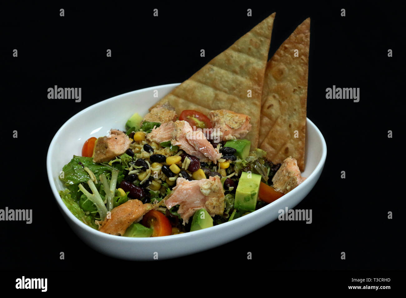 Salade de haricots mexicains avec du saumon Banque D'Images