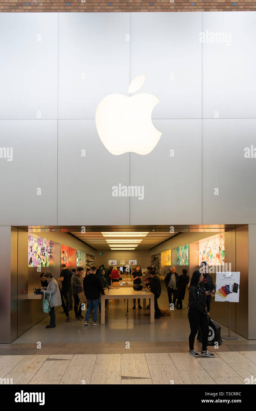 Les clients des produits de navigation dans un Apple Store dans le centre commercial Touchwood, Solihull, Royaume-Uni Banque D'Images