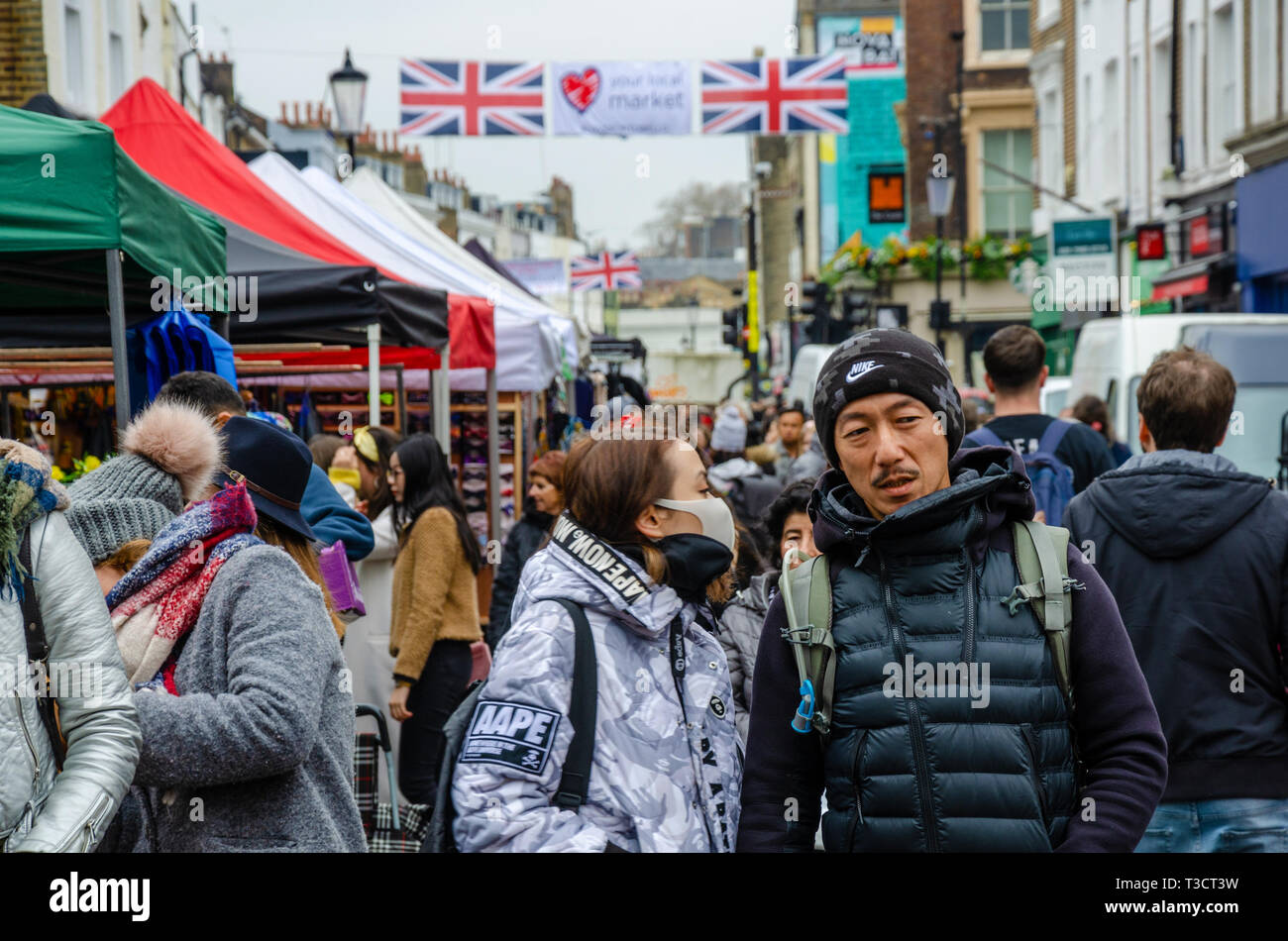 Marché de Portobello Road à Londres est populaire avec les habitants et les touristes. Banque D'Images