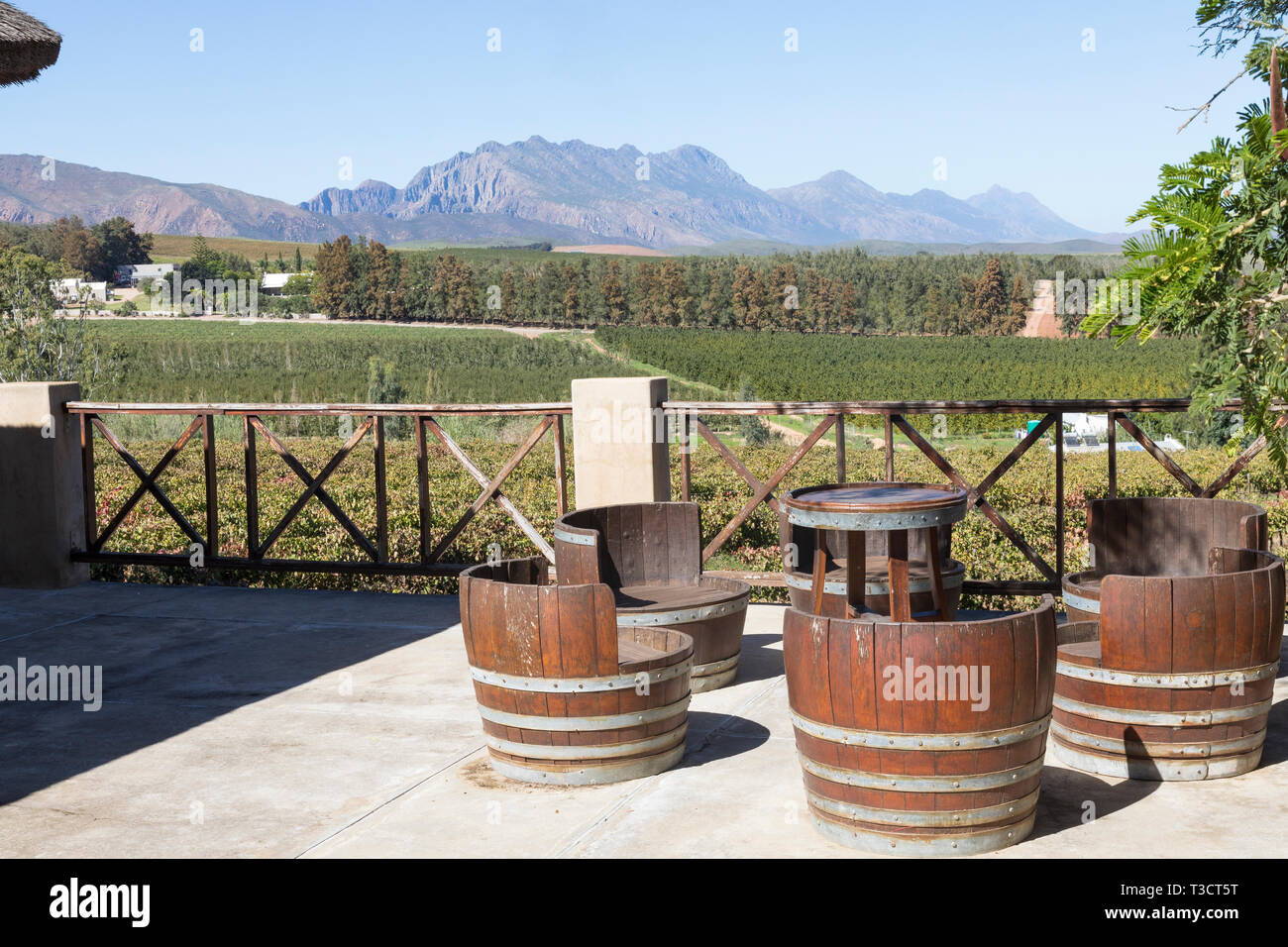 Kranskop Wine Estate, Klaagsvoegds, Robertson Wine Valley, Western Cape Winelands, Afrique du Sud. Vue depuis le pont au-dessus des caves, dégustation de vin ve Banque D'Images