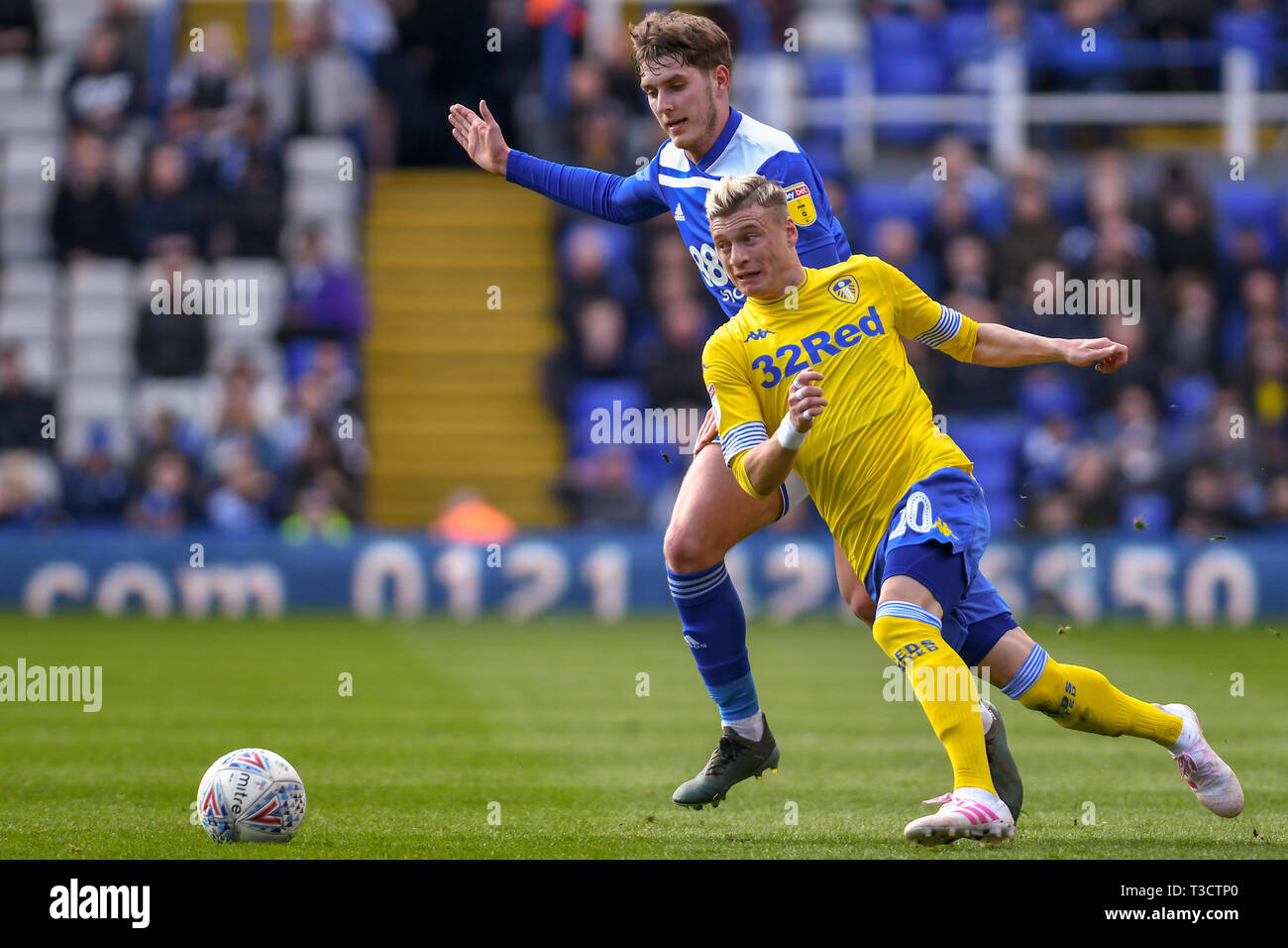 6 avril 2019, St Andrew's, Birmingham, Angleterre ; Sky Bet EFL Championship Birmingham City vs Leeds United ; Ezgjan Alioski (10) de Leeds Utd sous pression. Credit : Gareth Dalley/News Images images Ligue de football anglais sont soumis à licence DataCo Banque D'Images