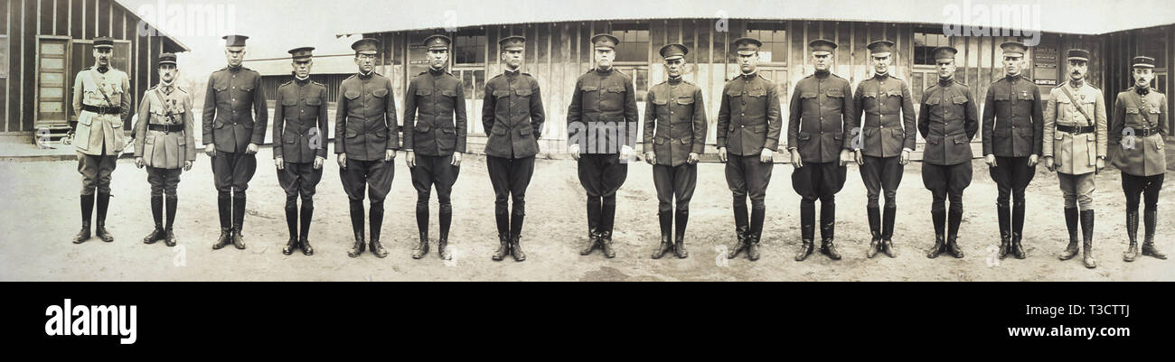 Le général de division avec Hale et attaché personnel officiers français, 84e Division, Camp, Zachary Taylor, Louisville, Kentucky, USA, Caufield & Shook, 1917 Banque D'Images