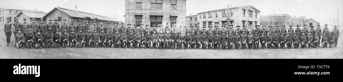 Les étudiants et les professeurs de l'armée, École de formation pour les aumôniers et candidats aumôniers agréés, Portrait en pied, Camp Zachary Taylor, Louisville, Kentucky, USA, Royal Photo Co., 1918 Banque D'Images