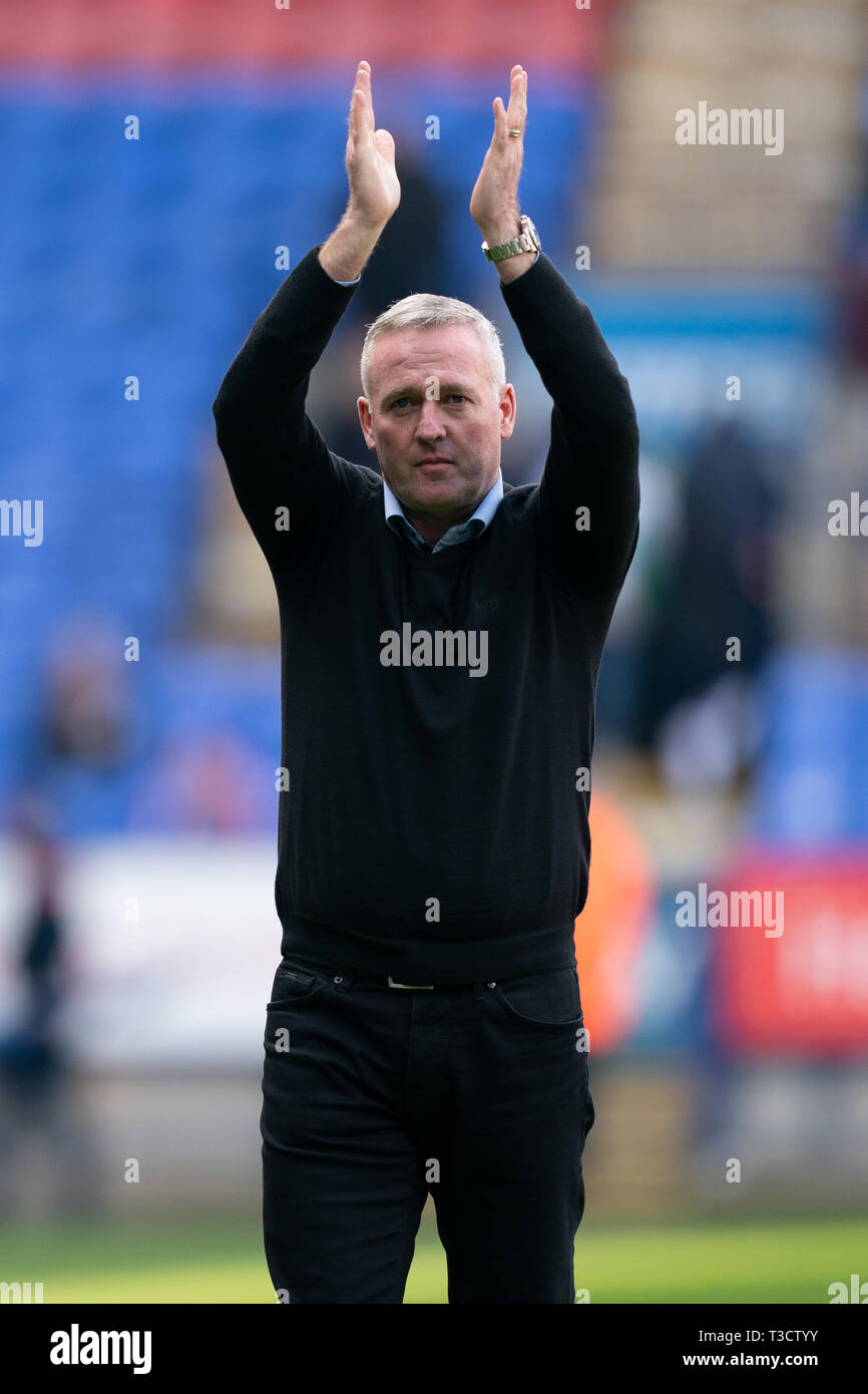 Norwich City manager Paul Lambert applaudit les fans à la fin du match le 6 avril 2019 , Université de Bolton, Bolton, Angleterre Stade ; Sky bet Championship Football, Bolton Wanderers vs Ipswich Town Crédit : Terry Donnelly/News Images Banque D'Images