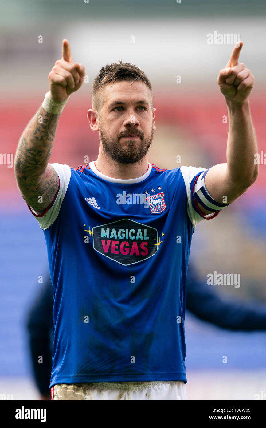 Luc d'Ipswich Town Chambers (C) les gestes pour les fans à la fin du match le 6 avril 2019 , Université de Bolton, Bolton, Angleterre Stade ; Sky bet Championship Football, Bolton Wanderers vs Ipswich Town Crédit : Terry Donnelly/News Images Banque D'Images