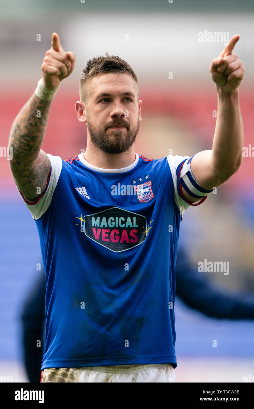 Luc d'Ipswich Town Chambers (C) les gestes pour les fans à la fin du match le 6 avril 2019 , Université de Bolton, Bolton, Angleterre Stade ; Sky bet Championship Football, Bolton Wanderers vs Ipswich Town Crédit : Terry Donnelly/News Images Banque D'Images