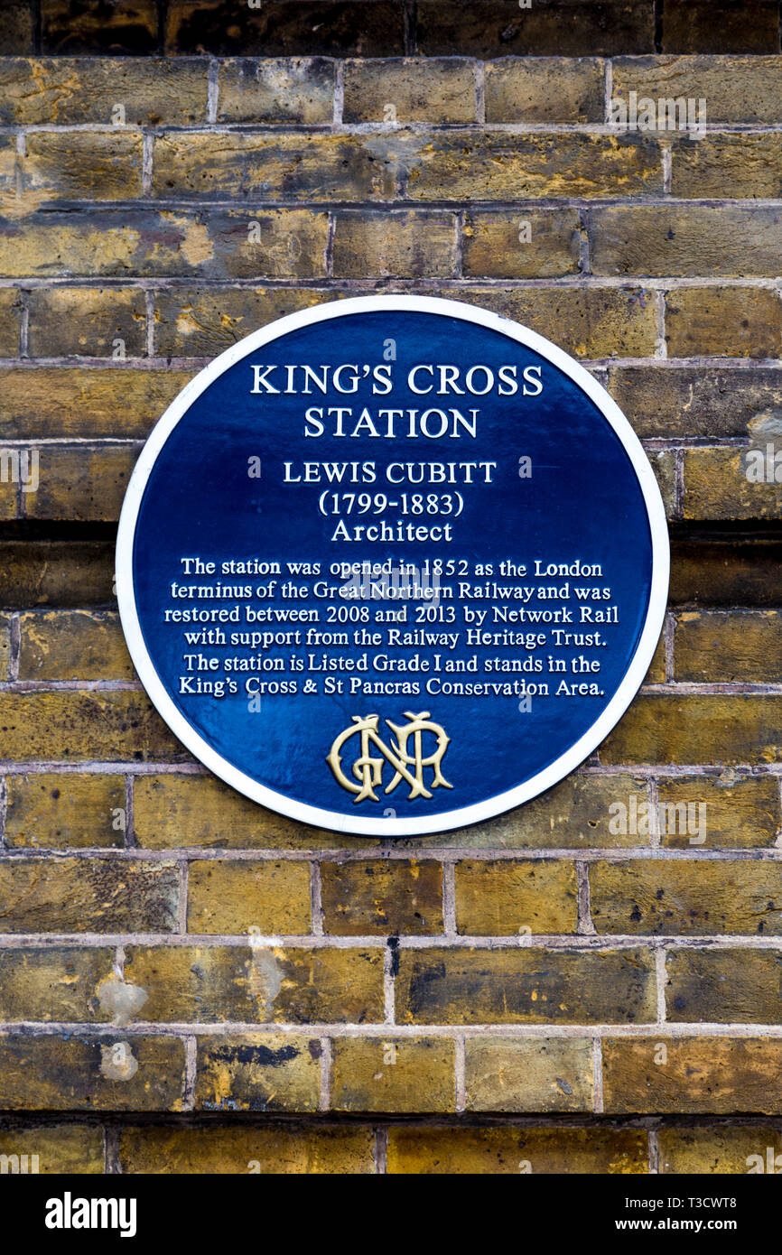 Blue plaque pour King's Cross Station architecte Lewis Cubitt, London, UK Banque D'Images