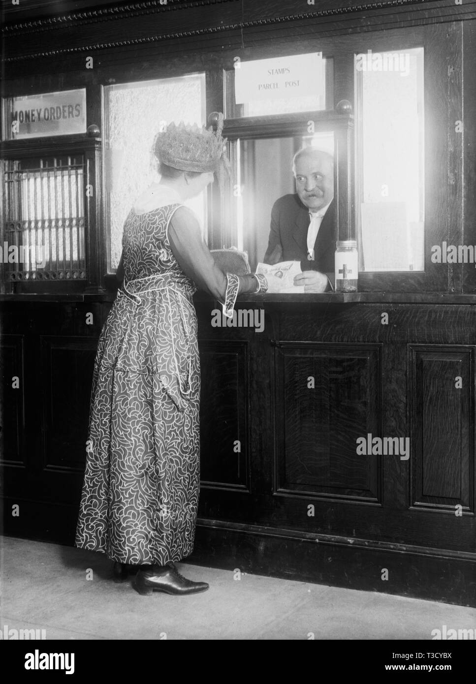 Femme à teller à fenêtre Vue Parc Poste ca. 1918 Banque D'Images