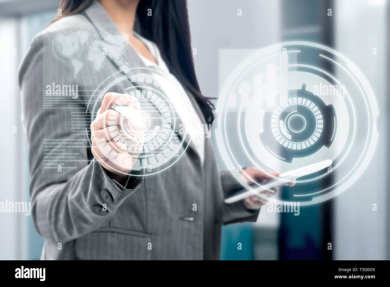 Business Woman holding digital tablet et le dessin avec un marqueur sur un écran virtuel qui l'affichage de l'interface graphique et cartes du monde financier. Digital Banque D'Images