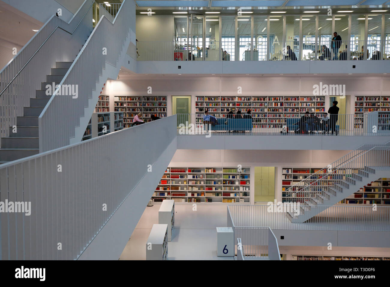 Stadtbibliothek Stuttgart, Allemagne. Intérieur de la bibliothèque de la ville de Stuttgart à Mailänder Platz. Banque D'Images