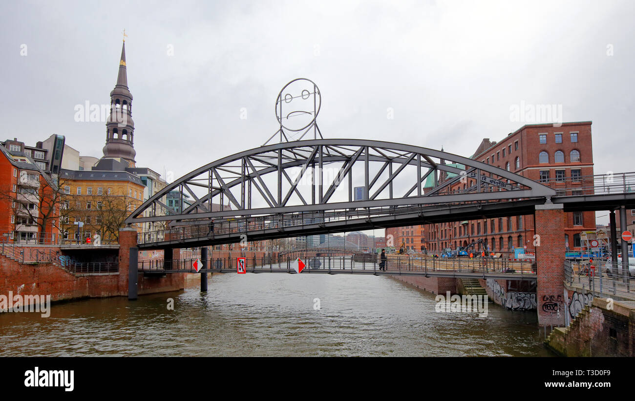 Face publique sur le Kibbelstegbrücke évaluer l'humeur des gens de HafenCity à l'aide d'un logiciel de reconnaissance faciale appliquée à des images de vidéosurveillance Banque D'Images