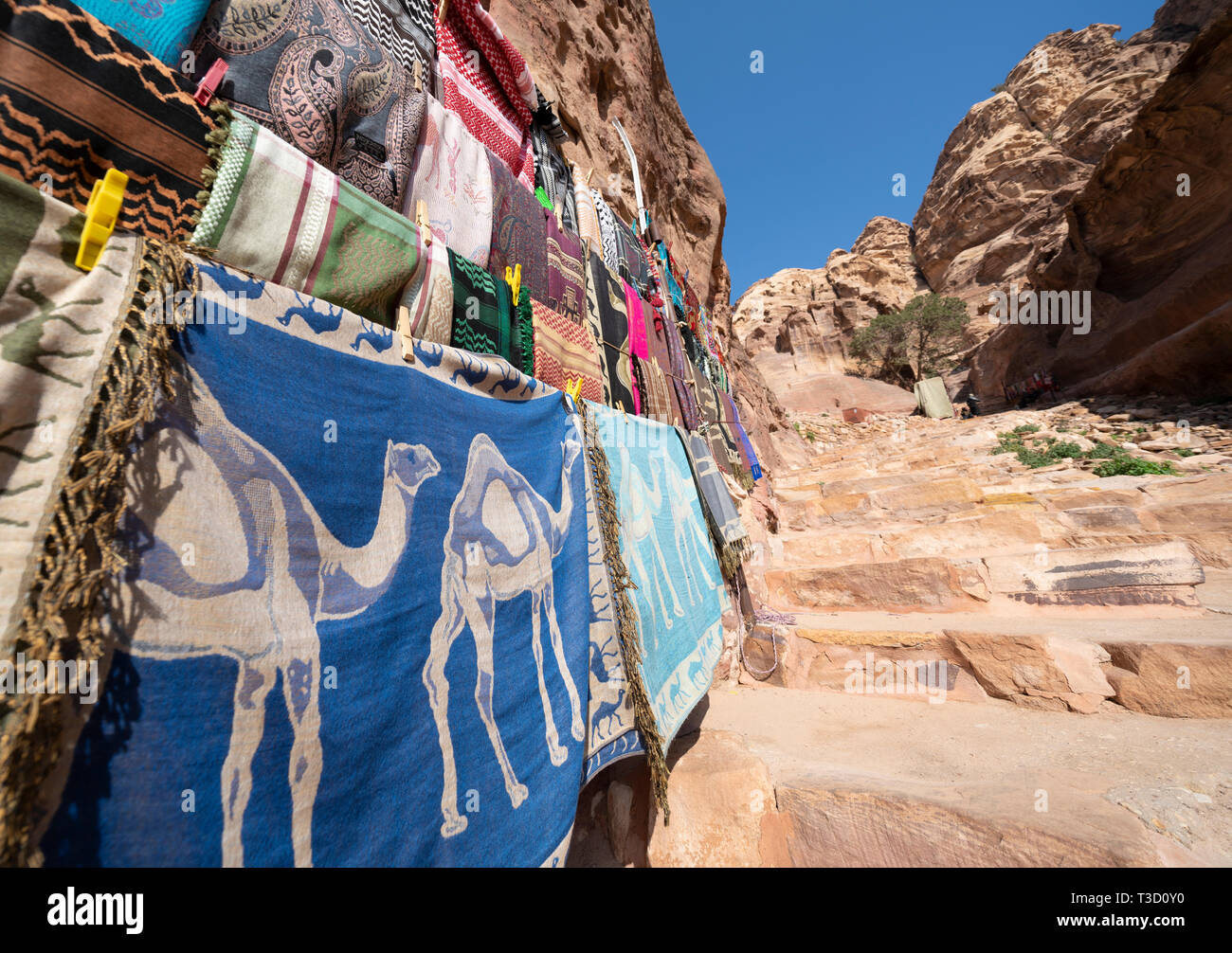 Détail d'une stalle avec pashminas et autres textiles locales tissées colorés à Petra, Jordanie Banque D'Images