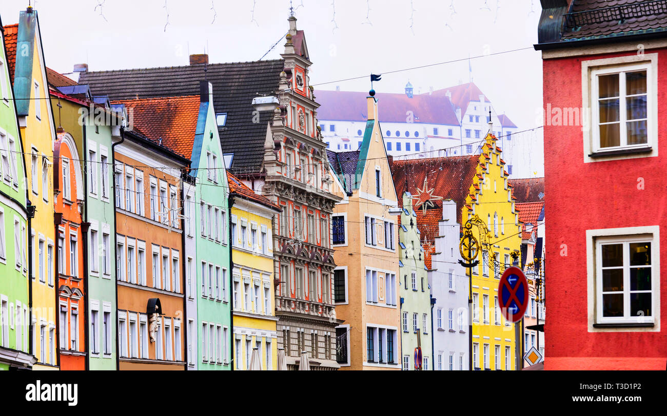 Maisons colorées traditionnelles et château de Landshut ville, Bavière, en Allemagne. Banque D'Images