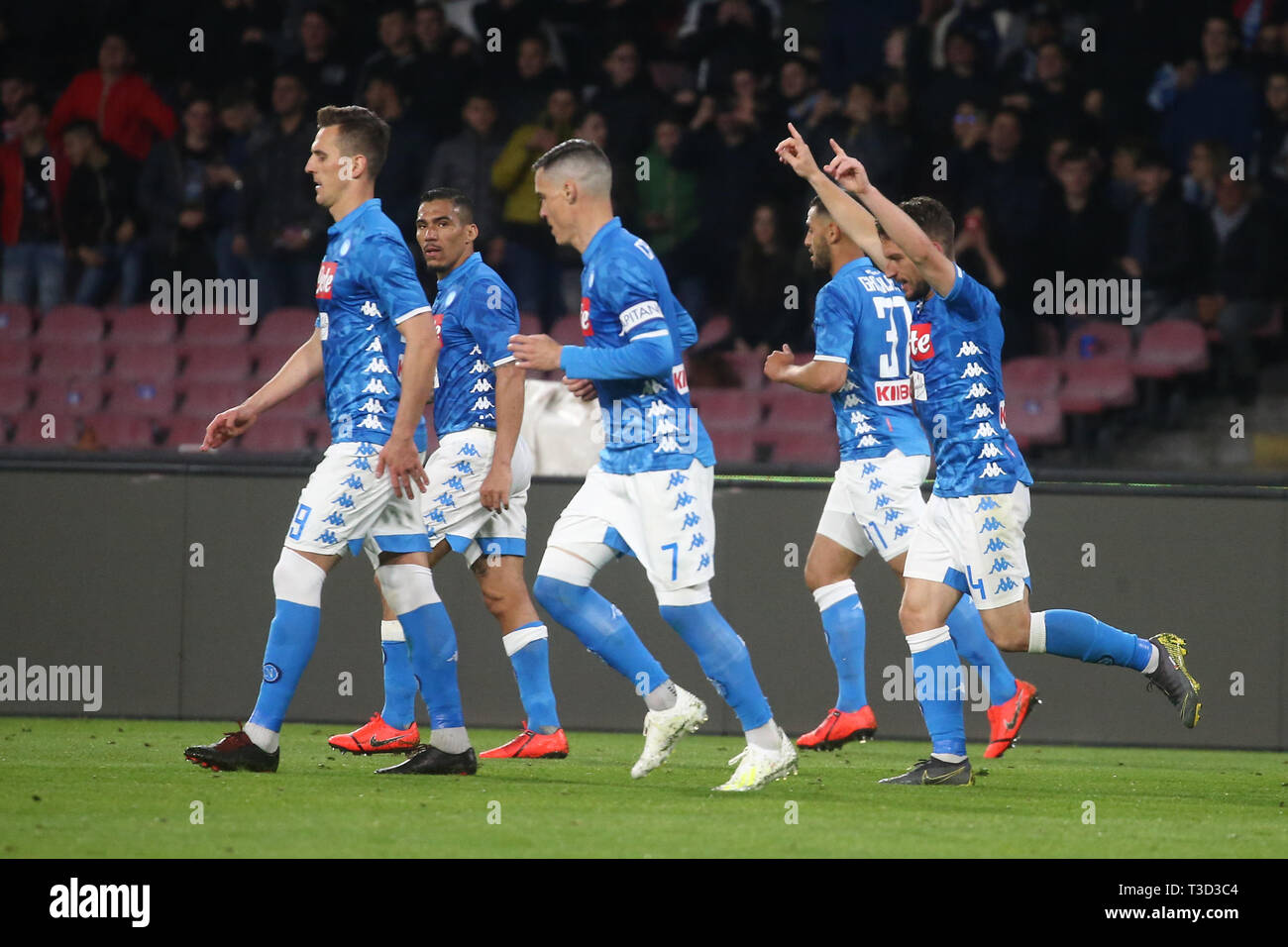 Napoli, Italie. 07Th avr, 2019. Serie d'un match de football entre SSC Naples et Gênes au stade San Paolo, dans la célébration de l'objectif photo napoli Dreies Mertens de gâche Napoli, score final est de 1-1 (but de Dreies Mertens Napoli et Darko Lazovic Gênes Crédit : Antonio Balasco/Pacific Press/Alamy Live News Banque D'Images