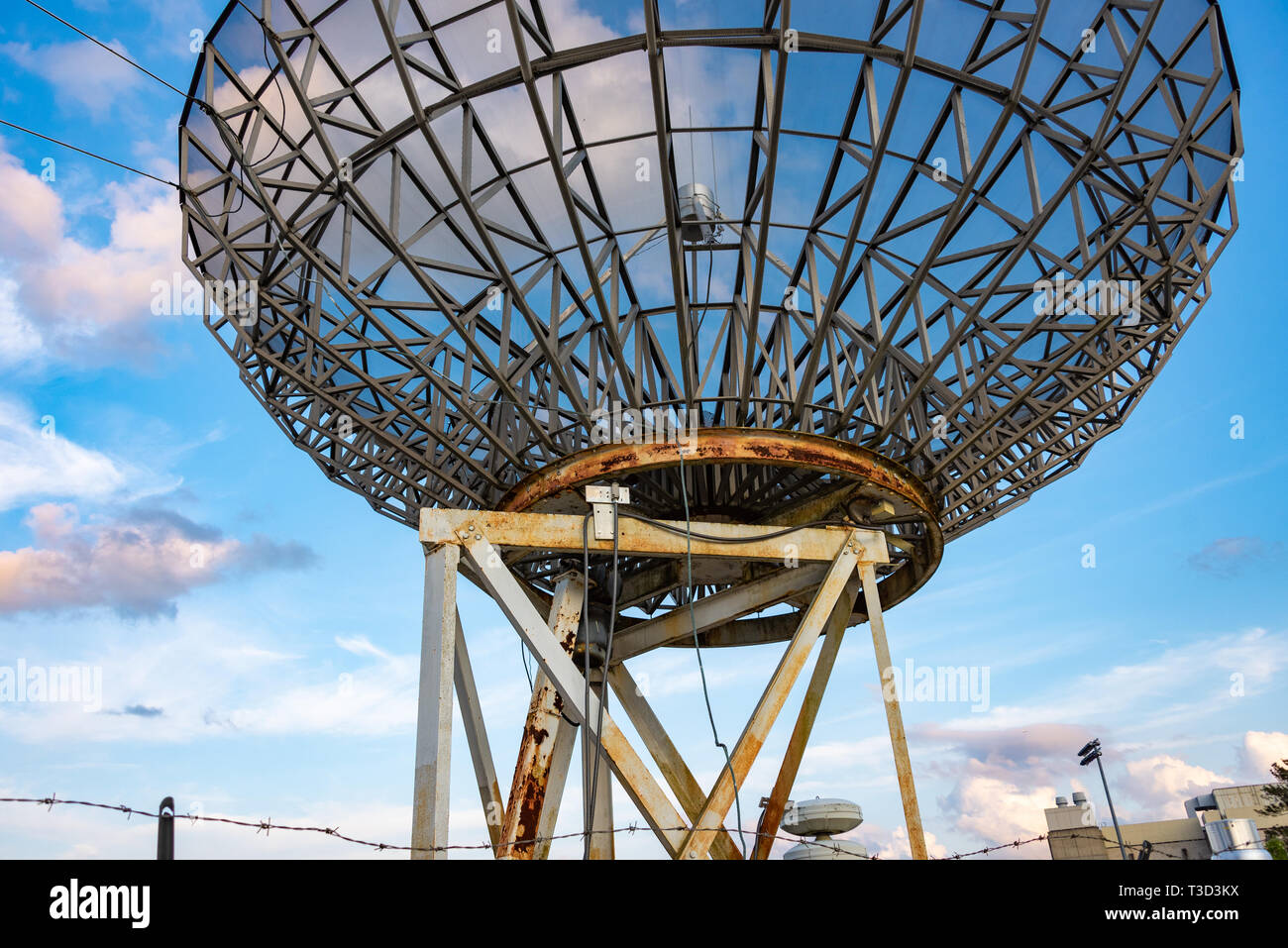 Antenne satellite de 25 pieds à l'Université Emory à Atlanta, Géorgie, utilisé comme un radiotélescope pour l'enseignement de la radioastronomie au niveau du premier cycle. Banque D'Images