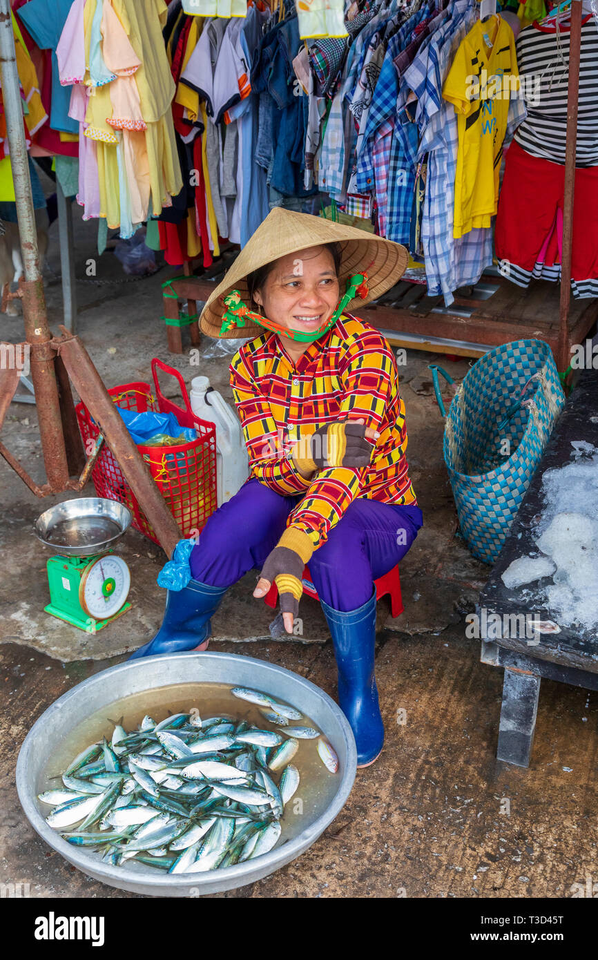 Vietnamese woman selling poissons fraîchement pêchés à la rue marché au Cau Dinh, Phu Quoc Island, Vietnam, Asie Banque D'Images