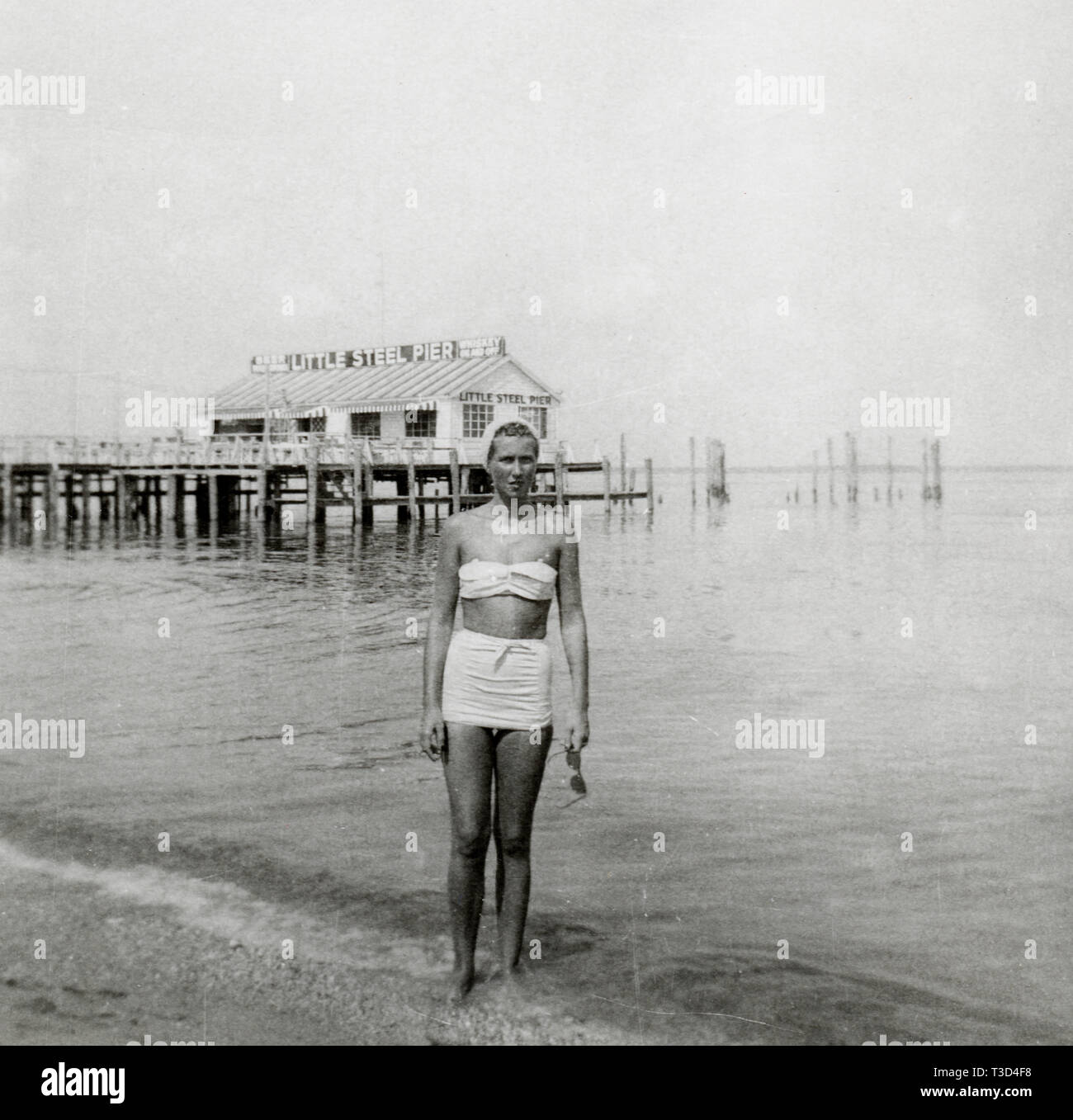 Colonial Beach, Virginia connu sous le nom de "Las Vegas du pauvre' et 'Las Vegas sur le Potomac" lorsqu'il a pris de l'importance au début des années 50. Le jeu a été admis et les casinos, comme le peu de Steel Pier, s'envola pour mettre en dollars pour la communauté. Le peu de Steel Pier fut bientôt renversé par un ouragan et le succès instantané d'une ville est entrée en déclin après avoir joué a été de nouveau interdit en 1958. Ces images montrent Colonial Beach au début de son retour en 1950. Banque D'Images
